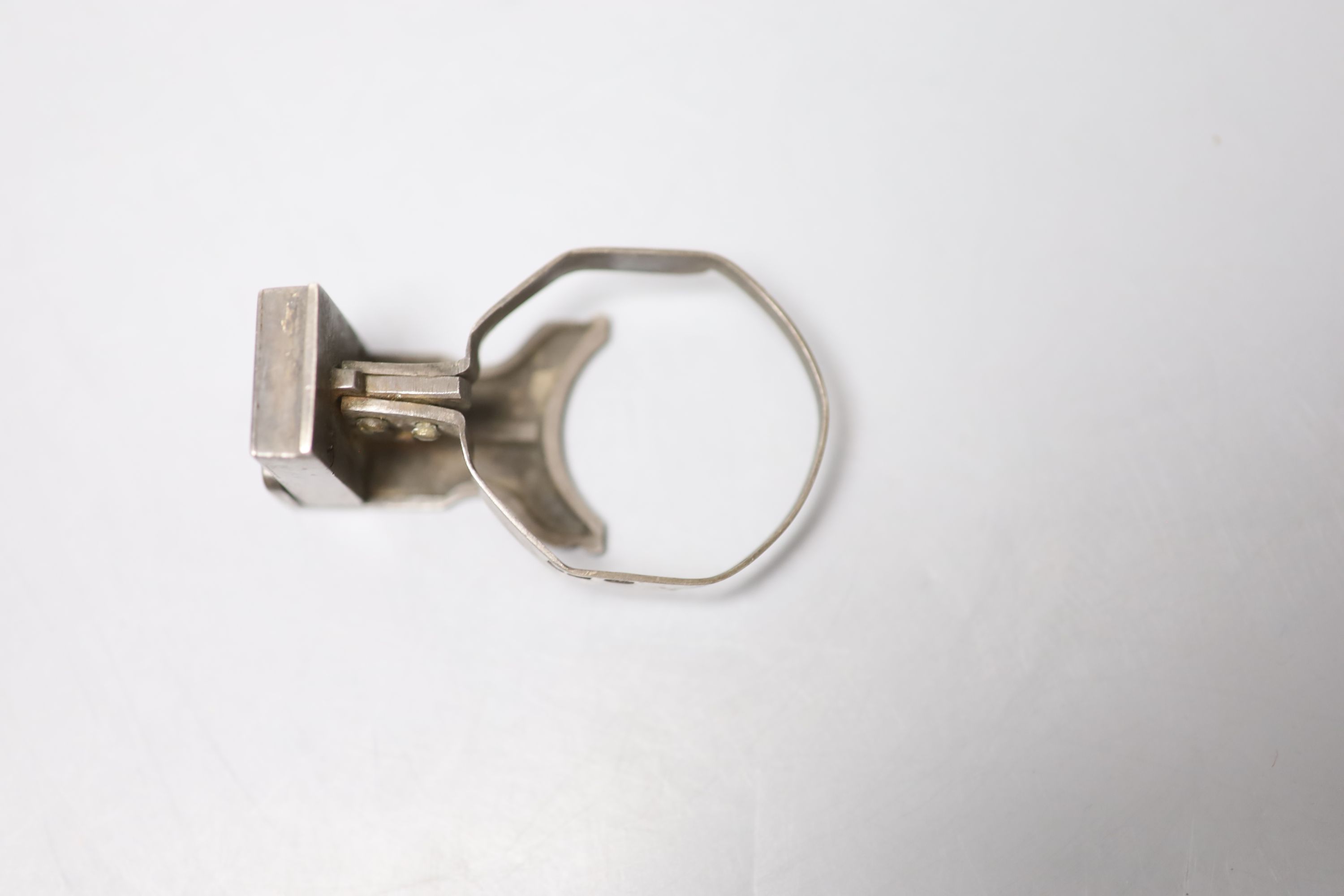 An Edwardian silver decanter lock(no key), George Betjemann & Sons, London, 1905, 71mm.